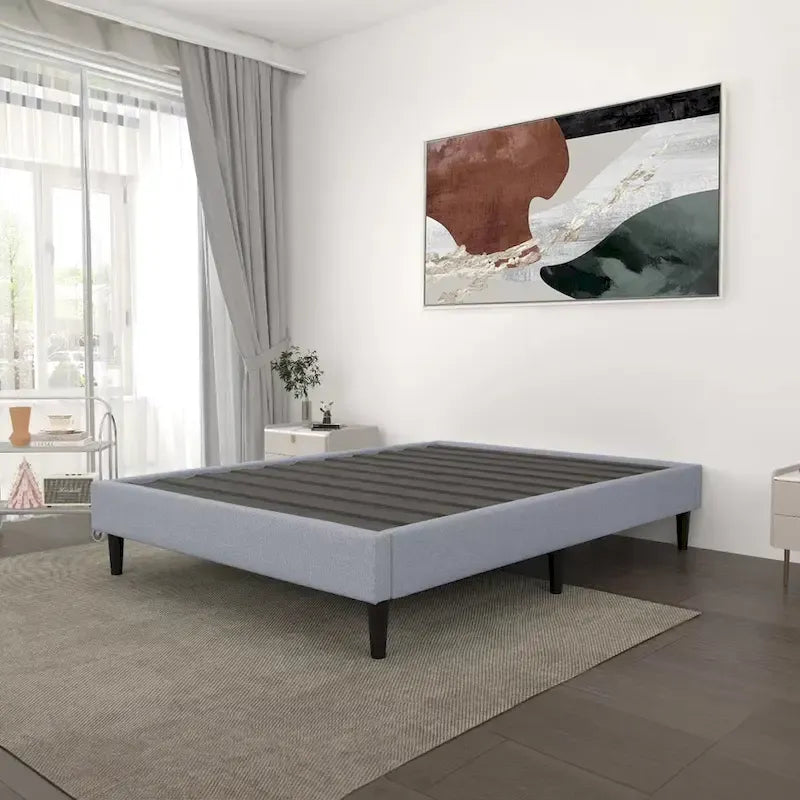 Moderní šedá čalouněná postel s platformou